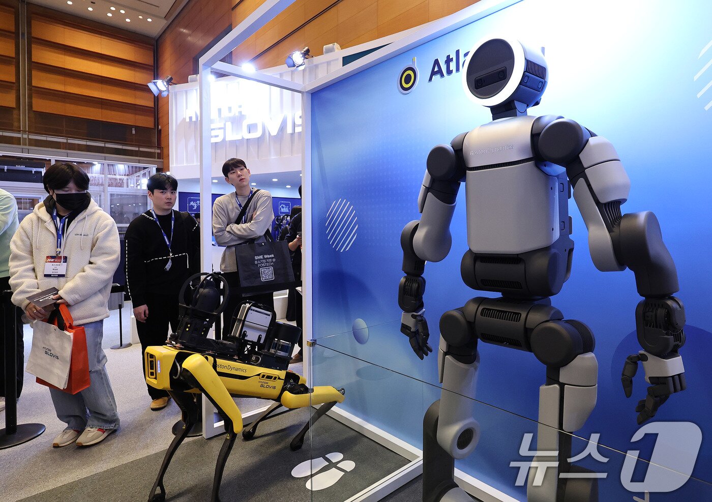 본문 이미지 - 4일 서울 강남구 코엑스에서 열린 ‘2026 스마트공장·자동화산업전(AW 2026)’에서 관람객들이 아틀라스 양산형 모델을 관람하고 있다. ‘CES 2026’에서 처음 공개된 아틀라스가 한국에서 일반인을 대상으로 공개되는 것은 이번이 처음이다. 2026.3.4 ⓒ 뉴스1 박지혜 기자
