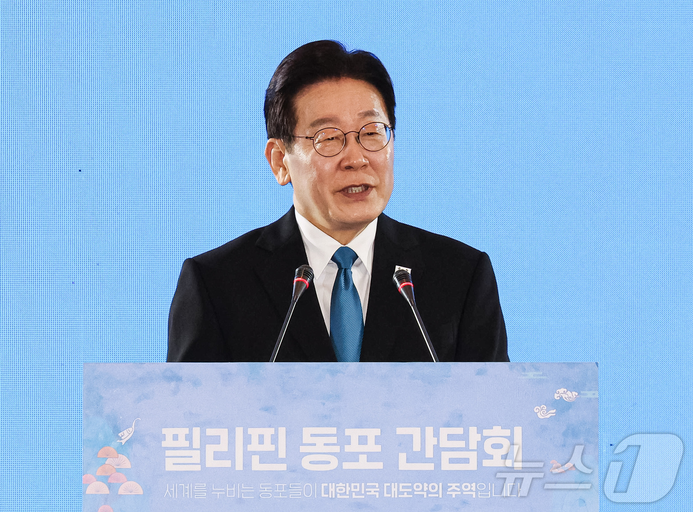 (마닐라(필리핀)=뉴스1) 허경 기자 = 필리핀을 국빈 방문한 이재명이 4일(현지시간) 필리핀 마닐라 한 호텔에서 열린 동포 오찬 간담회에서 발언을 하고 있다. 2026.3.4/뉴 …