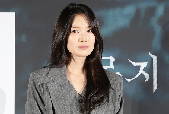 김혜윤, 서늘한 눈빛