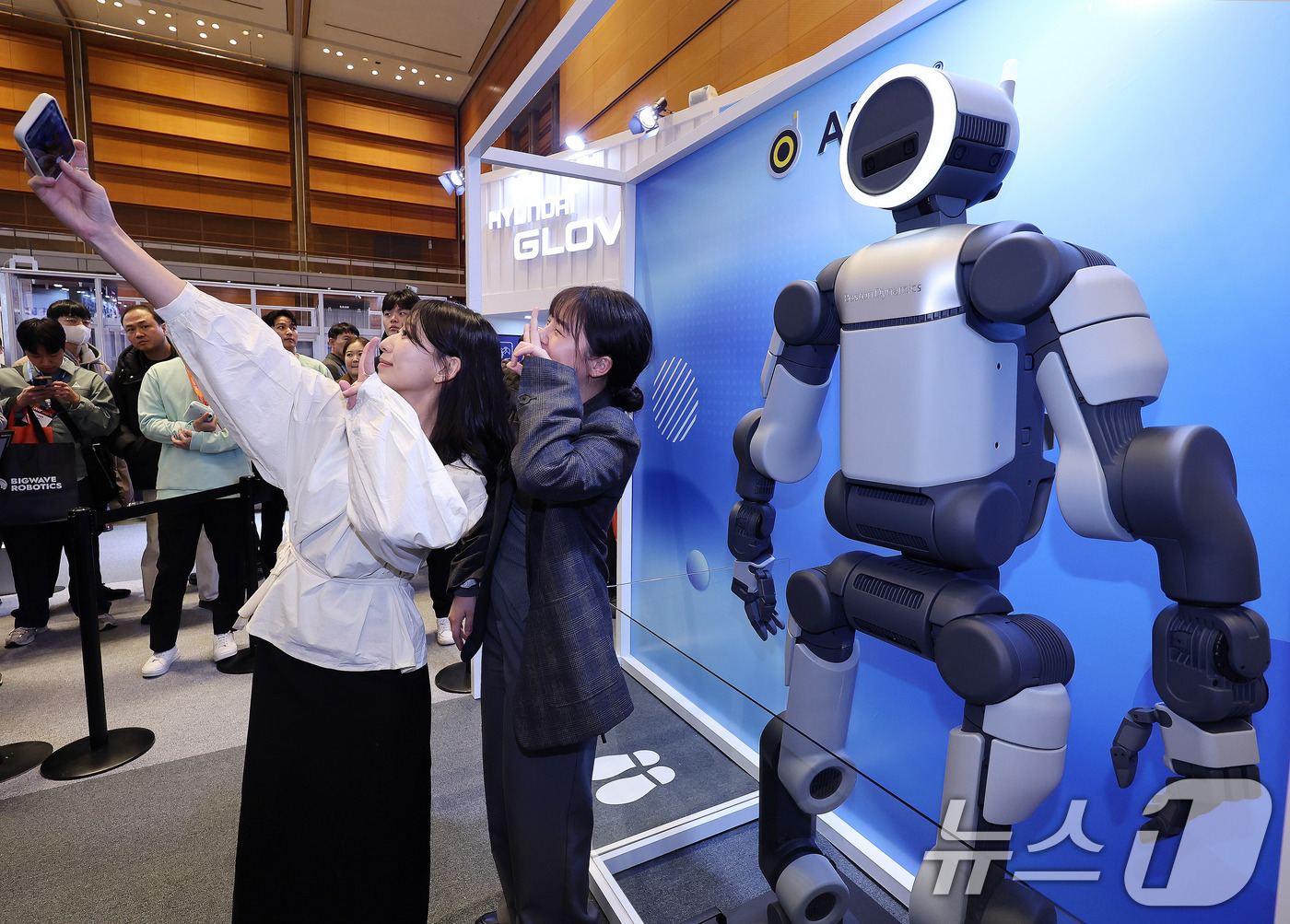 (서울=뉴스1) 박지혜 기자 = 4일 서울 강남구 코엑스에서 열린 ‘2026 스마트공장·자동화산업전(AW 2026)’에서 관람객이 아틀라스 양산형 모델과 셀카를 찍고 있다.‘CES …