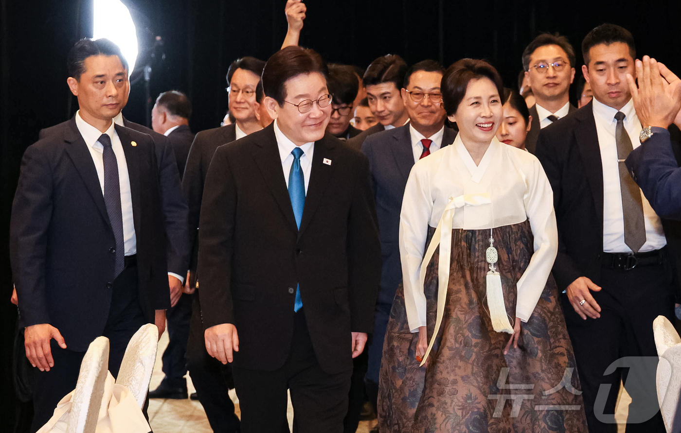 (마닐라(필리핀)=뉴스1) 허경 기자 = 필리핀을 국빈 방문한 이재명 대통령과 김혜경 여사가 4일(현지시간) 필리핀 마닐라 한 호텔에서 열린 동포 오찬 간담회에 참석하고 있다. 2 …