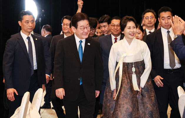 필리핀 동포 간담회 참석하는 이재명 대통령·김혜경 여사