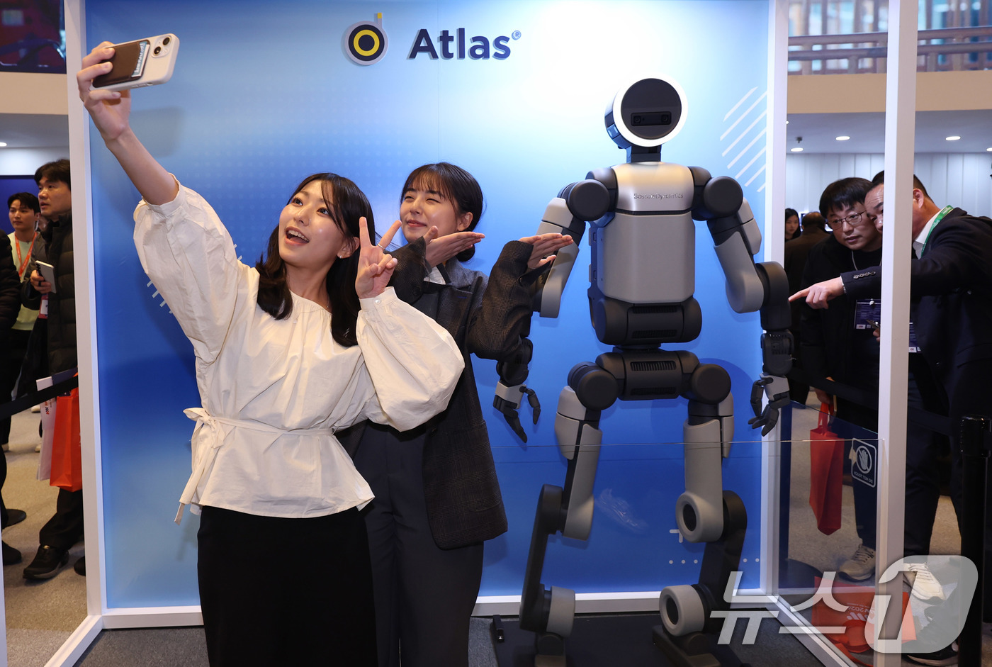 (서울=뉴스1) 박지혜 기자 = 4일 서울 강남구 코엑스에서 열린 ‘2026 스마트공장·자동화산업전(AW 2026)’에서 관람객이 아틀라스 양산형 모델과 셀카를 찍고 있다.‘CES …