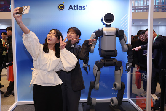 로봇과 기념촬영 하는 시대