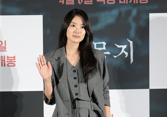 김혜윤, 빛나는 손 인사