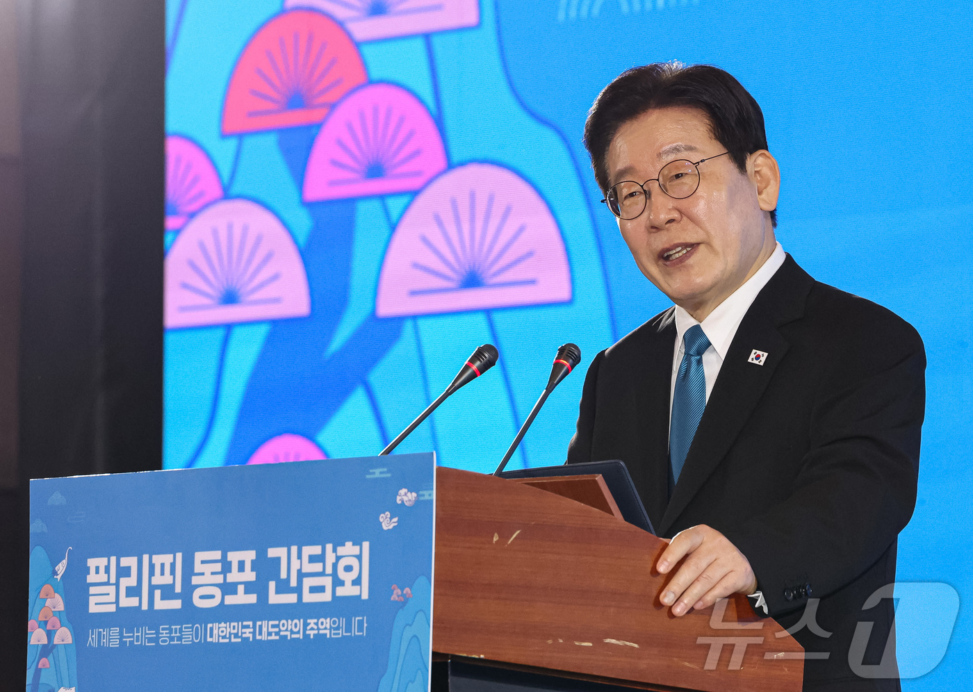 (마닐라(필리핀)=뉴스1) 허경 기자 = 필리핀을 국빈 방문한 이재명이 4일(현지시간) 필리핀 마닐라 한 호텔에서 열린 동포 오찬 간담회에서 발언을 하고 있다. 2026.3.4/뉴 …