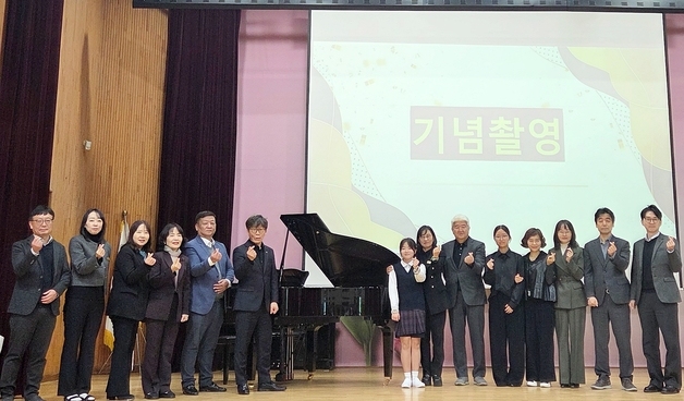 진천여중에 울려 퍼질 '꿈의 선율'…㈜면사랑, 그랜드피아노 기증