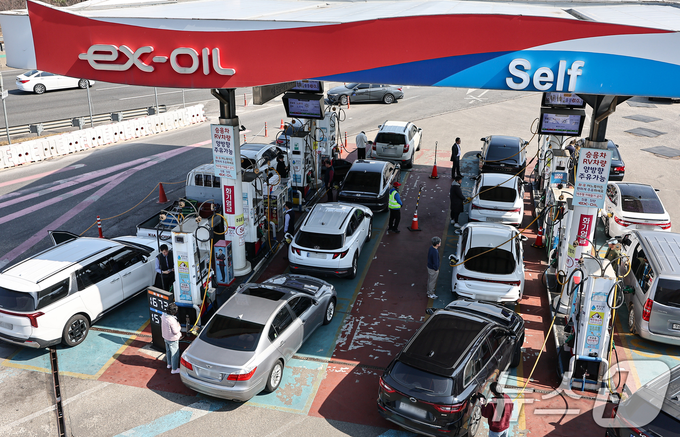 (서울=뉴스1) 김도우 기자 = 미국과 이란 전쟁 여파로 국제 유가가 상승하고 있는 4일 서울 서초구 경부고속도록 만남의광장 주유소에서 시민들이 주유를 하고 있다. 2026.3.4 …