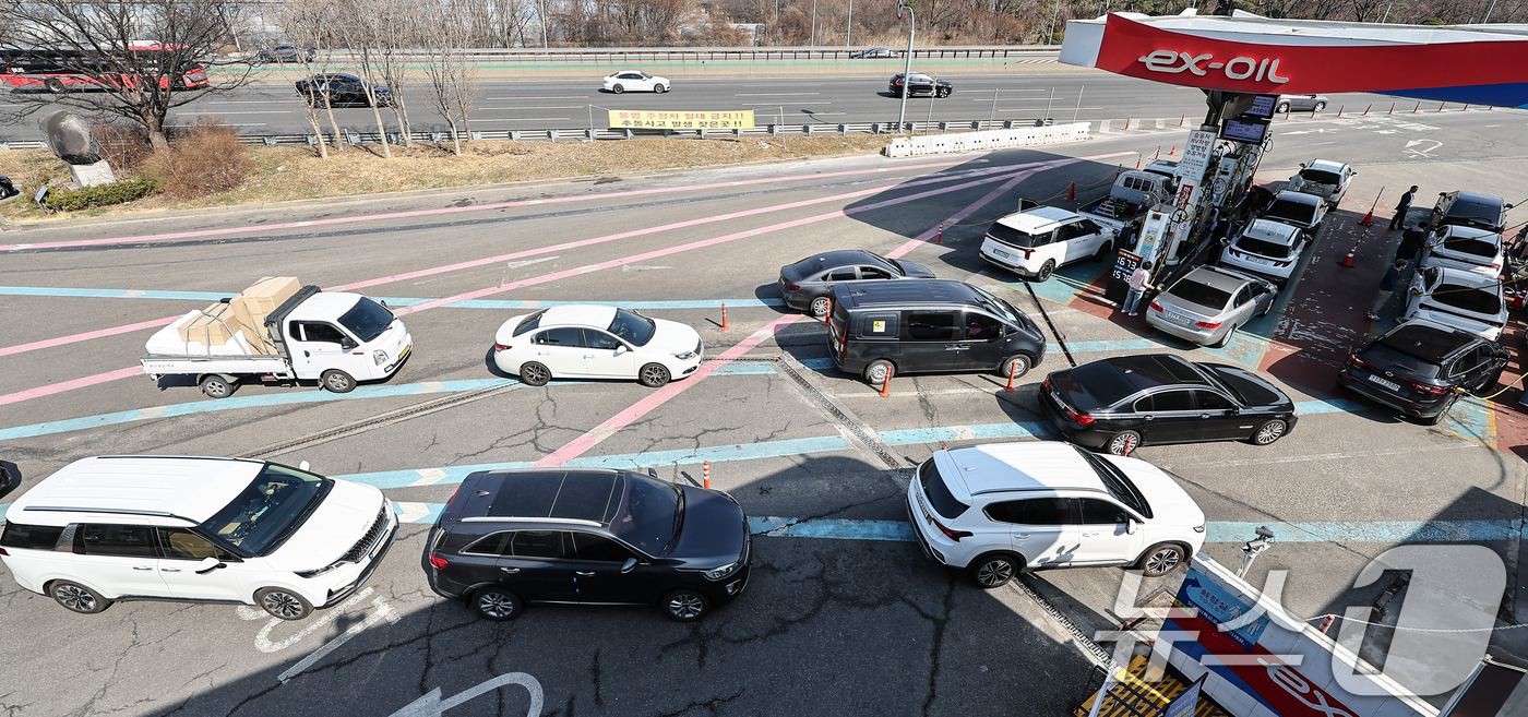 (서울=뉴스1) 김도우 기자 = 미국과 이란 전쟁 여파로 국제 유가가 상승하고 있는 4일 서울 서초구 경부고속도록 만남의광장 주유소에서 시민들이 주유를 하고 있다. 2026.3.4 …