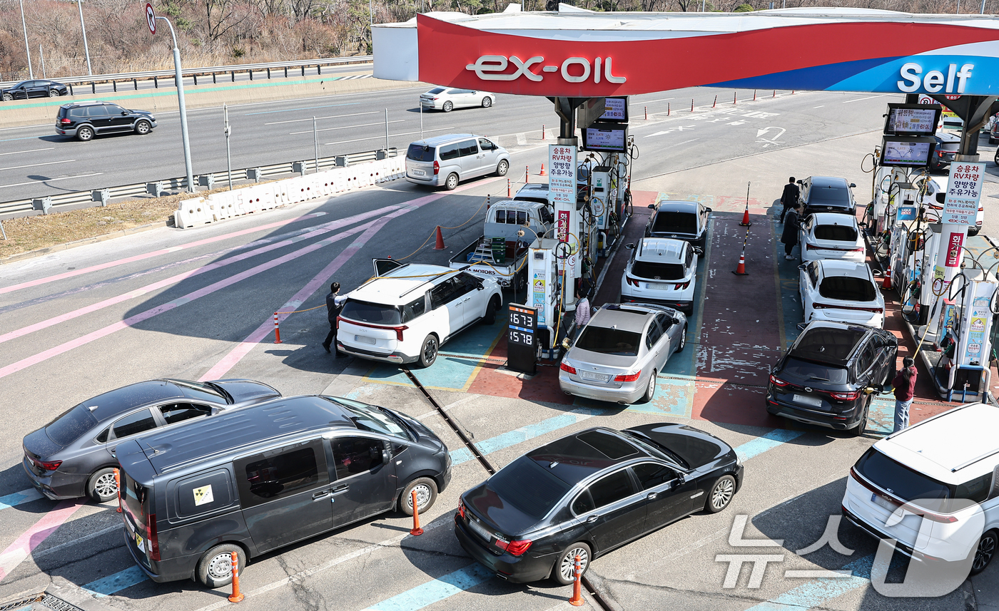 (서울=뉴스1) 김도우 기자 = 미국과 이란 전쟁 여파로 국제 유가가 상승하고 있는 4일 서울 서초구 경부고속도록 만남의광장 주유소에서 시민들이 주유를 하고 있다. 2026.3.4 …