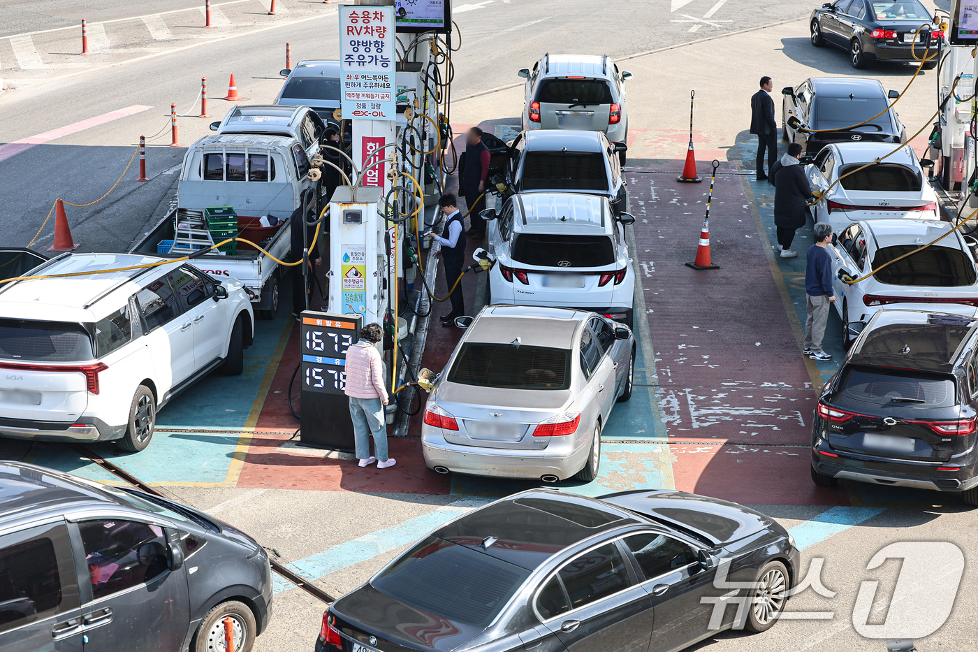 (서울=뉴스1) 김도우 기자 = 미국과 이란 전쟁 여파로 국제 유가가 상승하고 있는 4일 서울 서초구 경부고속도록 만남의광장 주유소에서 시민들이 주유를 하고 있다. 2026.3.4 …