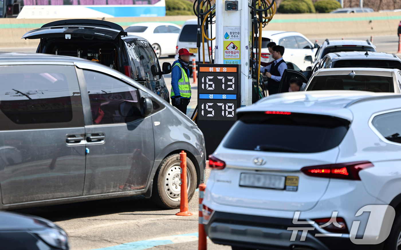 (서울=뉴스1) 김도우 기자 = 미국과 이란 전쟁 여파로 국제 유가가 상승하고 있는 4일 서울 서초구 경부고속도록 만남의광장 주유소에서 시민들이 주유를 하고 있다. 2026.3.4 …