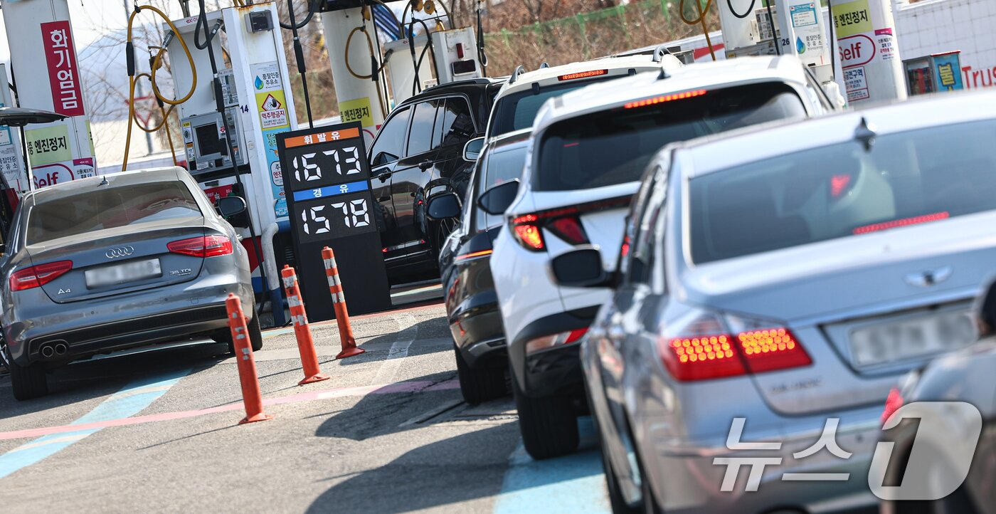 본문 이미지 - 미국과 이란 전쟁 여파로 국제 유가가 상승하고 있는 4일 서울 서초구 경부고속도록 만남의광장 주유소에서 시민들이 주유를 하고 있다. 2026.3.4 ⓒ 뉴스1 김도우 기자