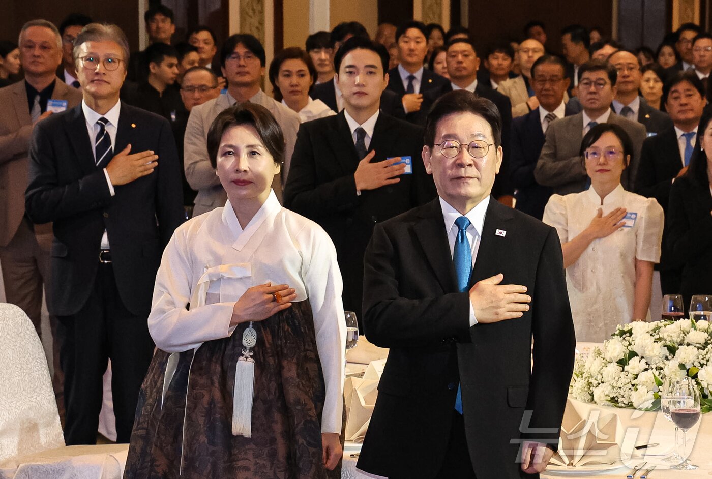 본문 이미지 - 필리핀을 국빈 방문한 이재명 대통령과 김혜경 여사가 4일(현지시간) 필리핀 마닐라 한 호텔에서 열린 동포 오찬 간담회에서 국민의례를 하고 있다. 2026.3.4 ⓒ 뉴스1 허경 기자
