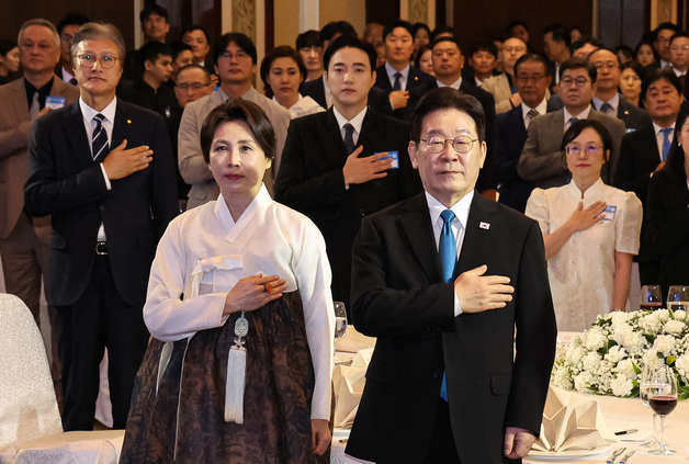 국민의례 하는 이재명 대통령· 김혜경 여사