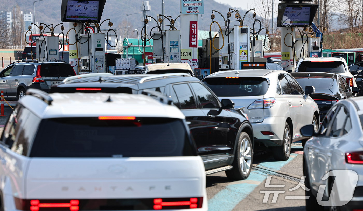 (서울=뉴스1) 김도우 기자 = 미국과 이란 전쟁 여파로 국제 유가가 상승하고 있는 4일 서울 서초구 경부고속도록 만남의광장 주유소에서 시민들이 주유를 하고 있다. 2026.3.4 …