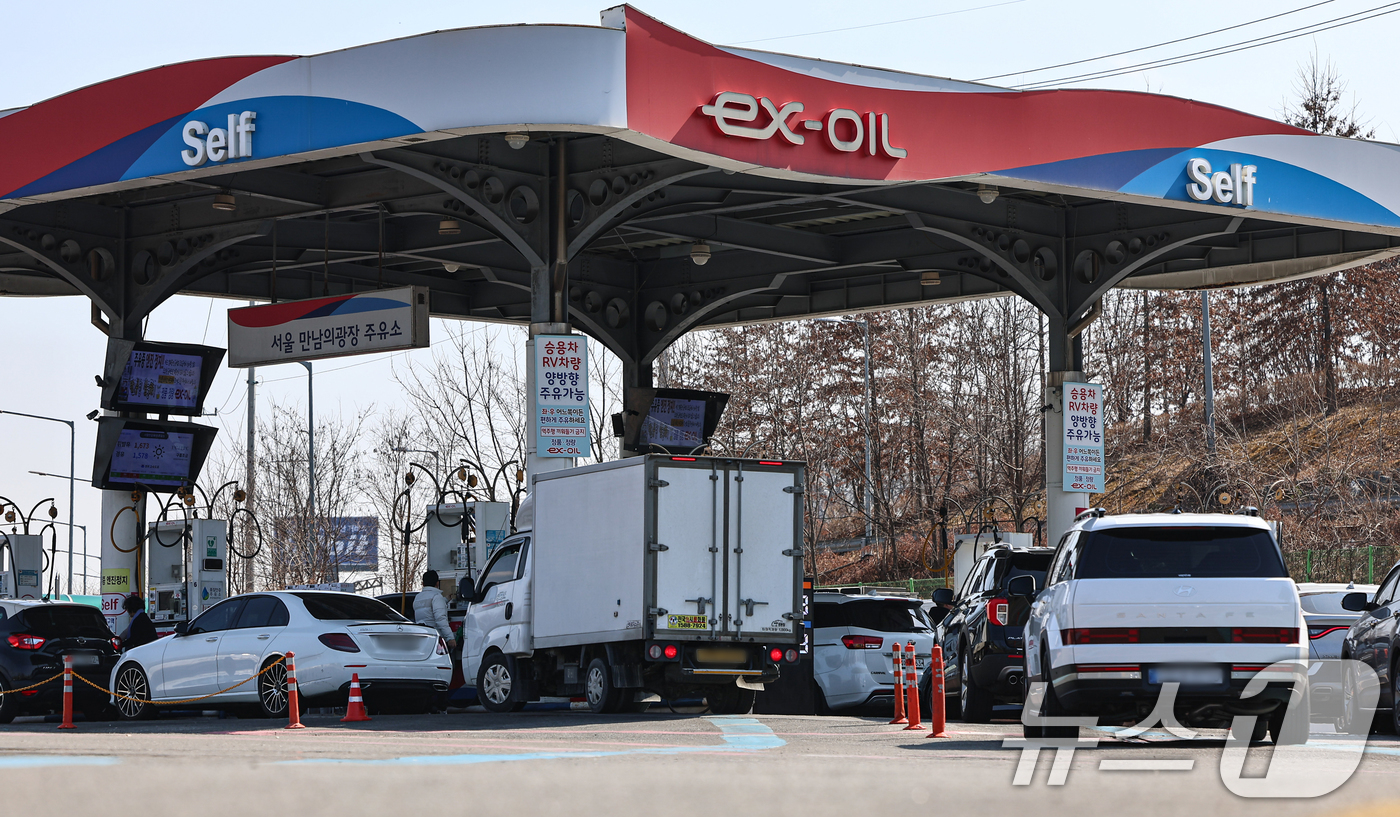 (서울=뉴스1) 김도우 기자 = 미국과 이란 전쟁 여파로 국제 유가가 상승하고 있는 4일 서울 서초구 경부고속도록 만남의광장 주유소에서 시민들이 주유를 하고 있다. 2026.3.4 …