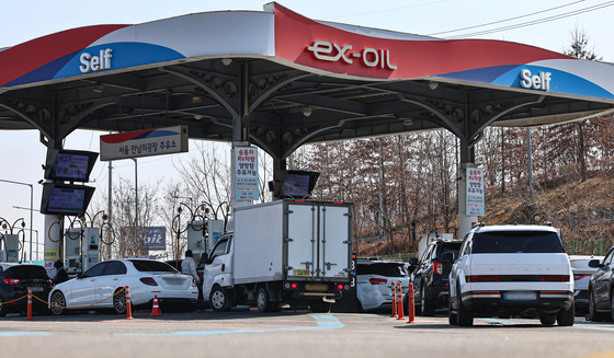국제유가 급등, 붐비는 주유소