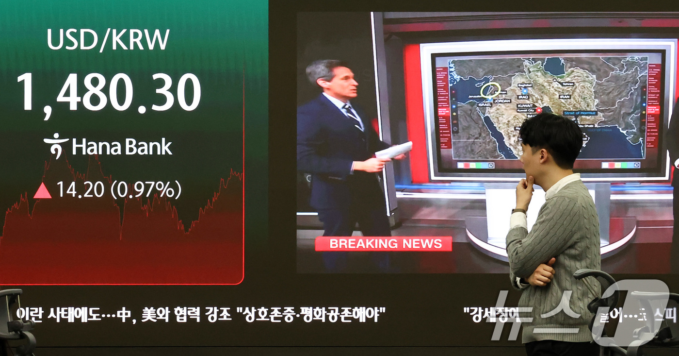 (서울=뉴스1) 최지환 기자 = 중동분쟁 여파로 환율이 급등하고 있는 4일 서울 중구 하나은행 본점 딜링룸 전광판에 중동분쟁 관련 뉴스가 나오고 있다. 2026.3.4/뉴스1