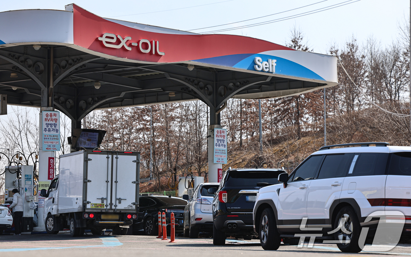 (서울=뉴스1) 김도우 기자 = 미국과 이란 전쟁 여파로 국제 유가가 상승하고 있는 4일 서울 서초구 경부고속도록 만남의광장 주유소에서 시민들이 주유를 하고 있다. 2026.3.4 …