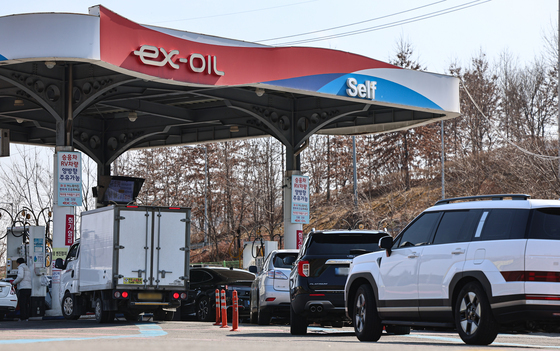 국제유가 급등, 붐비는 주유소