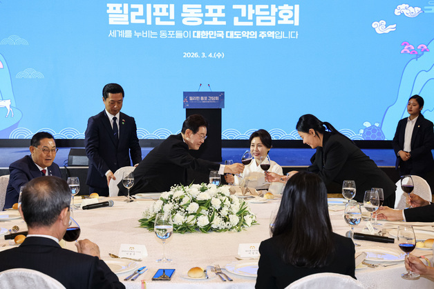 이재명 대통령, 필리핀 동포들과 건배