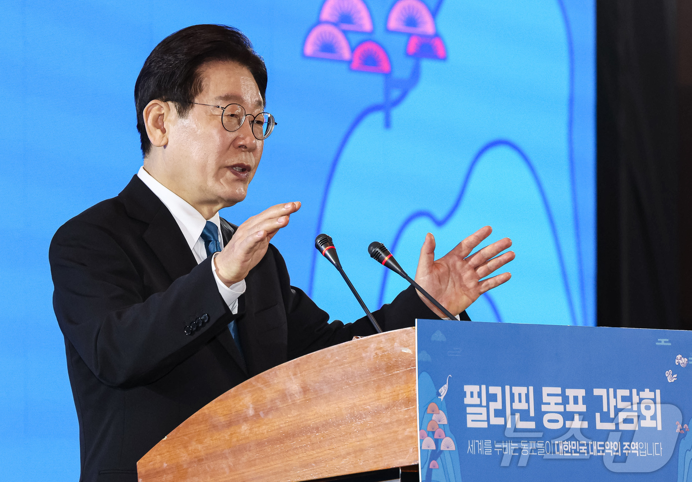 (마닐라(필리핀)=뉴스1) 허경 기자 = 필리핀을 국빈 방문한 이재명이 4일(현지시간) 필리핀 마닐라 한 호텔에서 열린 동포 오찬 간담회에서 발언을 하고 있다. 2026.3.4/뉴 …