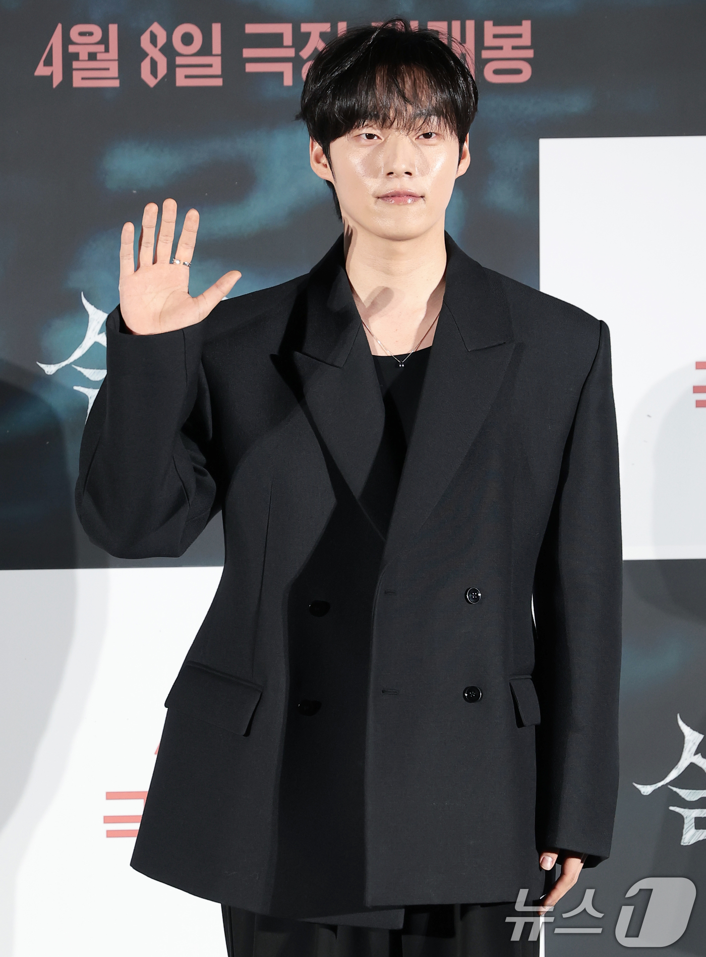 (서울=뉴스1) 권현진 기자 = 배우 윤재찬이 4일 서울 용산구 CGV용산아이파크몰에서 열린 영화 ‘살목지’(감독 이상민) 제작보고회에 참석해 포즈를 취하고 있다.'살목지'는 살목 …