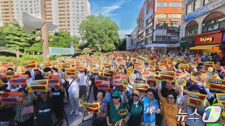 본문 이미지 - 신천지OUT비상대책위원회(비대위)가 지난해 7월12일 과천시 별양동 소재 중앙공원 일대에서 '신천지 종교시설 용도변경 반대를 위한 과천 시민 총궐기 대회'를 가졌다.(독자제공)