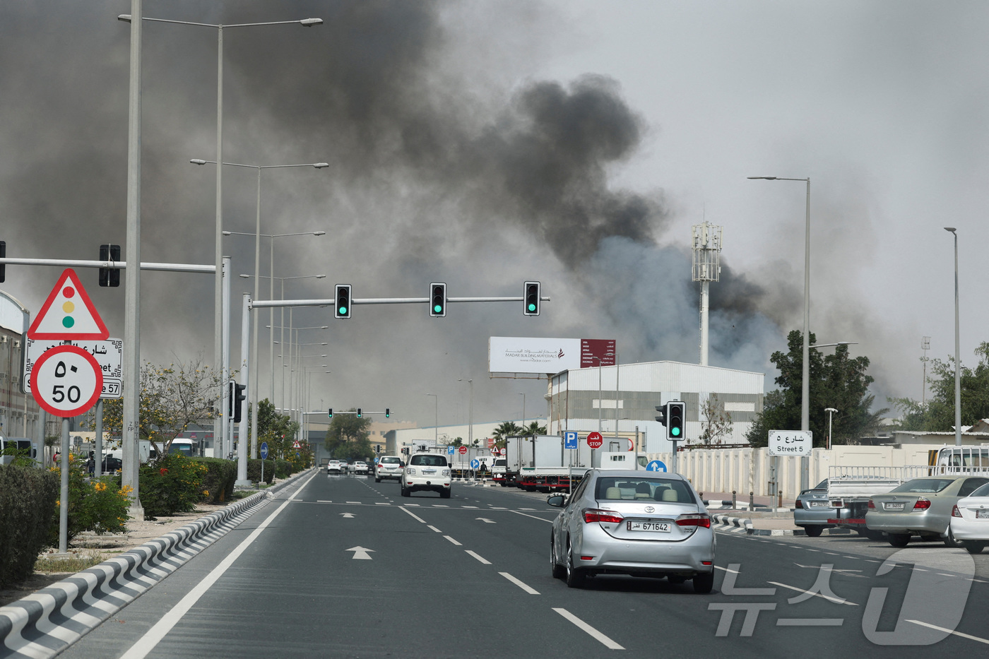 (도하 로이터=뉴스1) 김지완 기자 = 1일(현지시간) 카타르 도하에서 이란의 미사일 공격으로 인해 연기가 피어오르고 있다. 2026.03.01ⓒ 로이터=뉴스1