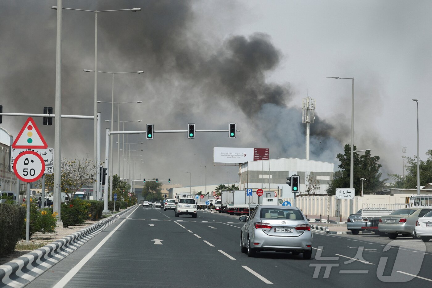 본문 이미지 - 1일(현지시간) 카타르 도하에서 이란의 미사일 공격으로 인해 연기가 피어오르고 있다. 2026.03.01 ⓒ 로이터=뉴스1