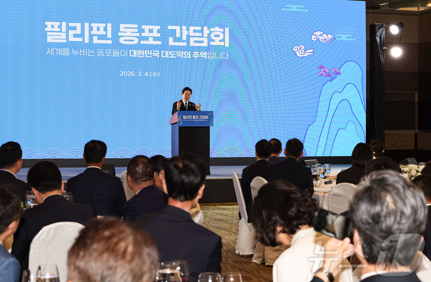 (마닐라(필리핀)=뉴스1) 허경 기자 = 필리핀을 국빈 방문한 이재명이 4일(현지시간) 필리핀 마닐라 한 호텔에서 열린 동포 오찬 간담회에서 발언을 하고 있다. 2026.3.4/뉴 …