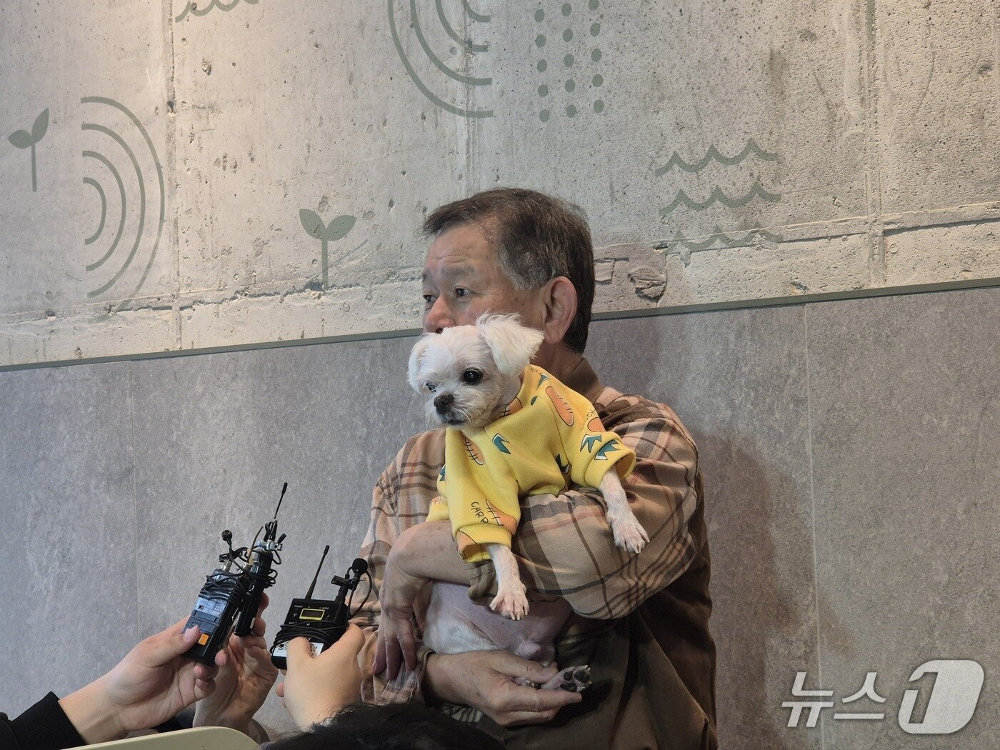 본문 이미지 - 반려인 최경일 씨가 반려견 모찌와 인터뷰하고 있다. 2026.3.4/ 뉴스1 조유리 기자