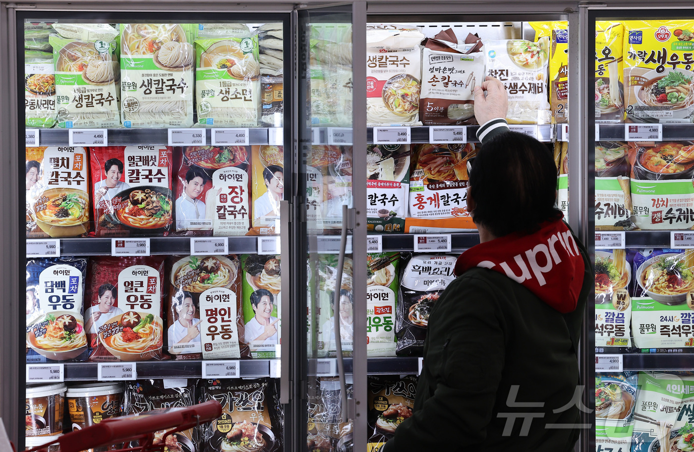 (서울=뉴스1) 김성진 기자 = 4일 서울 시내 한 대형마트에서 시민들이 장을 보고 있다.미국과 이란의 전쟁으로 중동 정세가 극심한 혼란에 휩싸이자 물가가 빠르게 오를 우려가 커졌 …