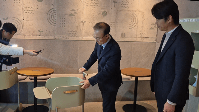 본문 이미지 - 김용재 식약처 차장이 반려동물 전용 의자를 살펴보고 있다. 2026.3.4/뉴스1 조유리 기자