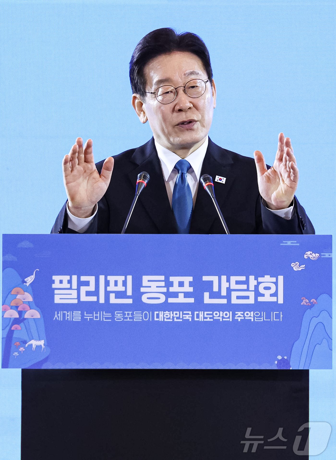 (마닐라(필리핀)=뉴스1) 허경 기자 = 필리핀을 국빈 방문한 이재명이 4일(현지시간) 필리핀 마닐라 한 호텔에서 열린 동포 오찬 간담회에서 발언을 하고 있다. 2026.3.4/뉴 …