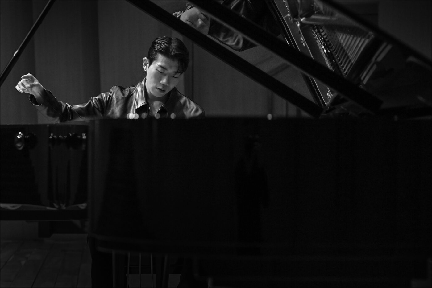 본문 이미지 - 피아노 연주 중인 래퍼 창모(세종문화회관 제공)