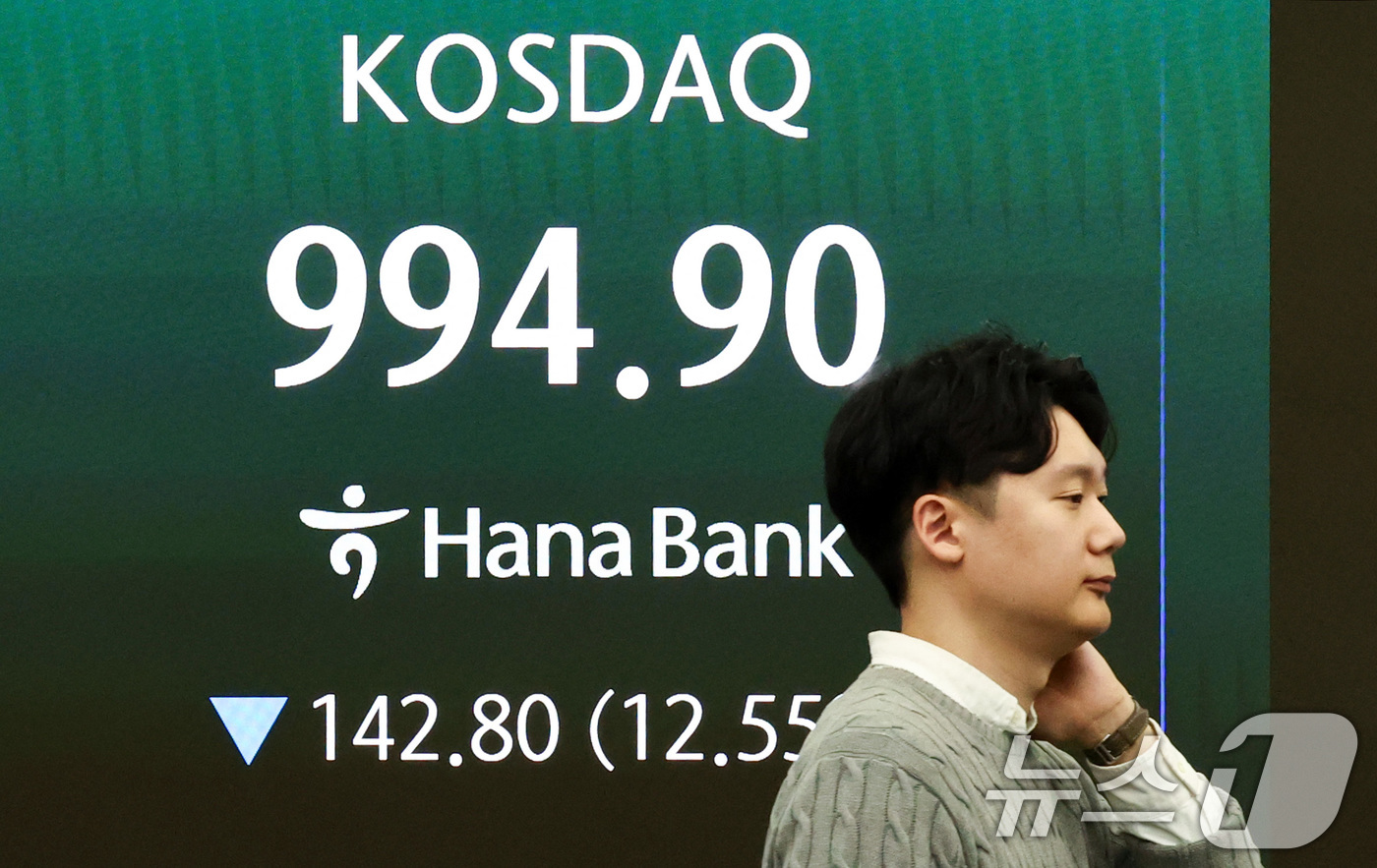 (서울=뉴스1) 최지환 기자 = 이란전쟁 여파로 코스피·코스닥에 서킷브레이커가 발동하는 등 증시가 급락한 4일 서울 중구 하나은행 본점 딜링룸 전광판에 코스닥 지수가 표시되어 있다 …