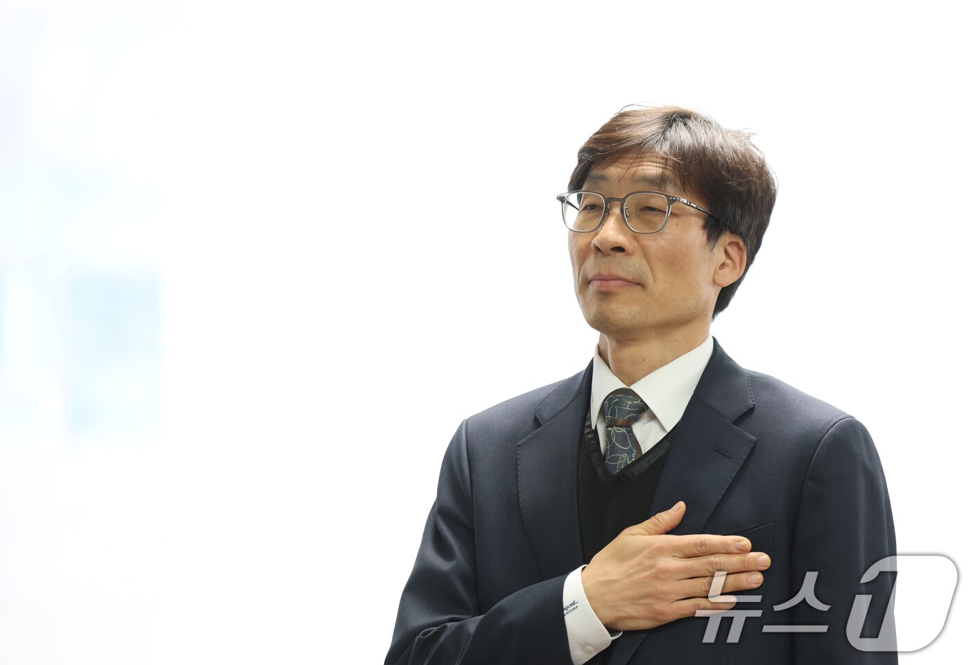 본문 이미지 - 송상교 3기 진실·화해를위한과거사정리위원회 신임 위원장이 4일 오후 서울 중구 진실화해위원회 대회의실에서 열린 취임식에서 국기에 경례하고 있다. 2026.3.4 ⓒ 뉴스1 오대일 기자