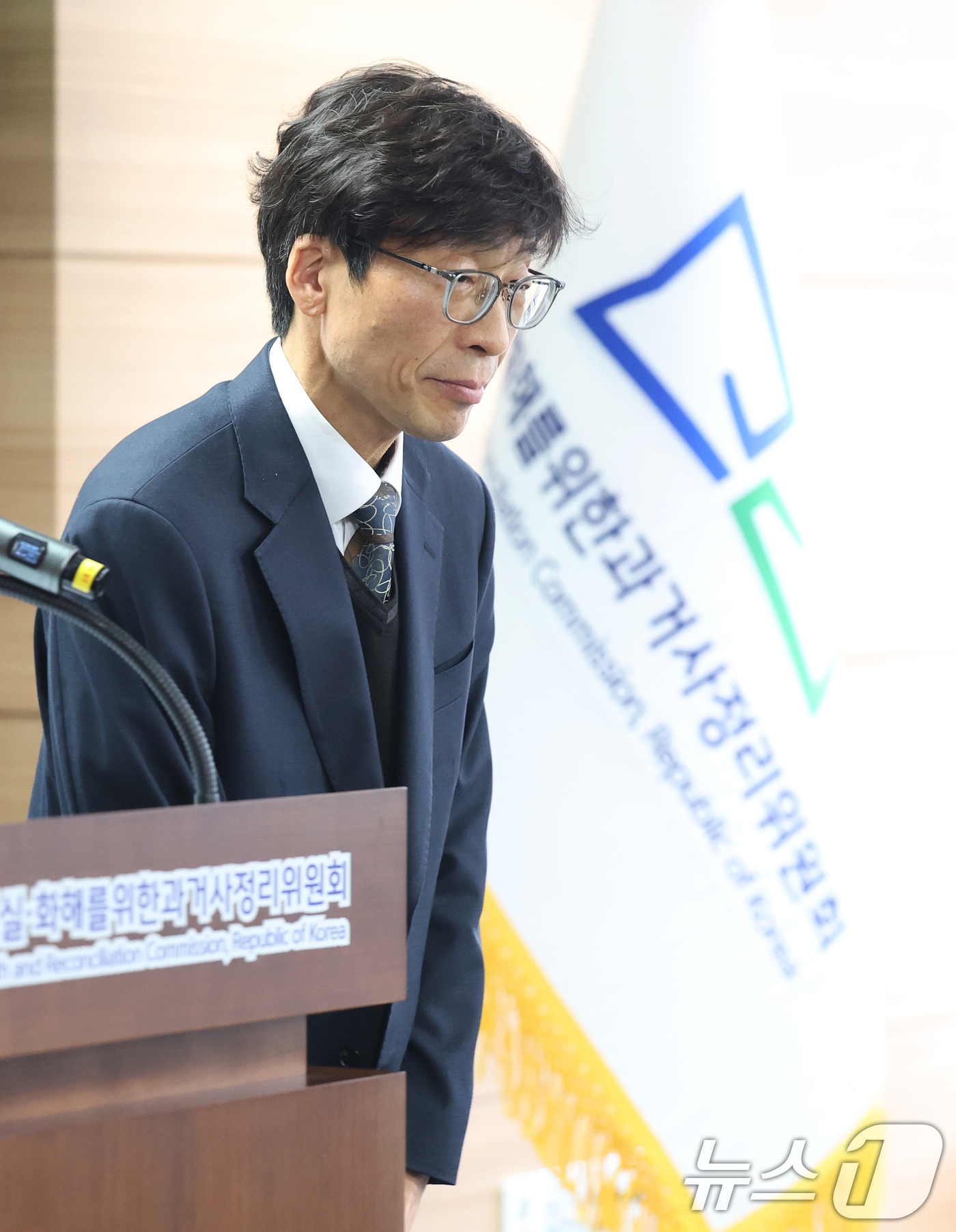 (서울=뉴스1) 오대일 기자 = 송상교 3기 진실·화해를위한과거사정리위원회 신임 위원장이 4일 오후 서울 중구 진실화해위원회 대회의실에서 열린 취임식에서 취임사를 마친 후 인사하고 …