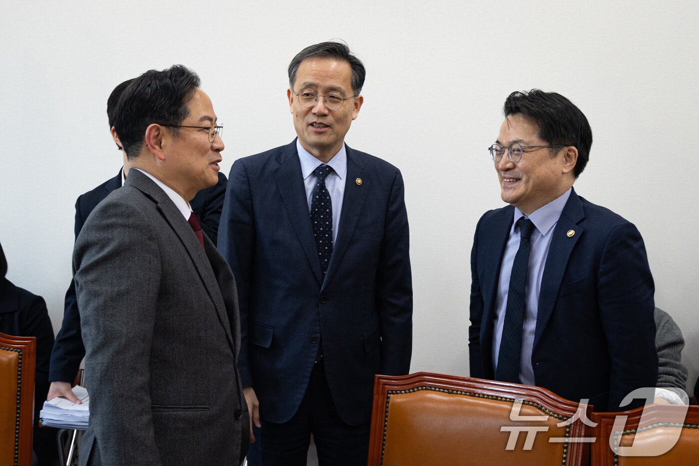 본문 이미지 - 박수영 국민의힘 의원이 4일 서울 여의도 국회에서 제432회 국회(임시회) 폐회중 열린 대미투자특별법 처리를 위한 특별위원회 제1차 법안심사소위원회에 앞서 이형일 재정경제부 1차관(가운데), 문신학 산업통상부 1차관과 대화하고 있다. 2026.3.4 ⓒ 뉴스1 유승관 기자