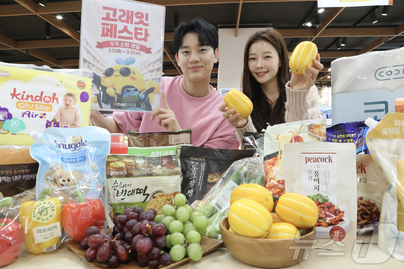 (서울=뉴스1) = 이마트가 오는5일부터 11일까지, 10년 전 가격 이하로 선보이는 생필품특가전을 중심으로 수산물, 한우, 제철 과일까지 특가에 선보이는 고래잇 페스타 2주차 행 …