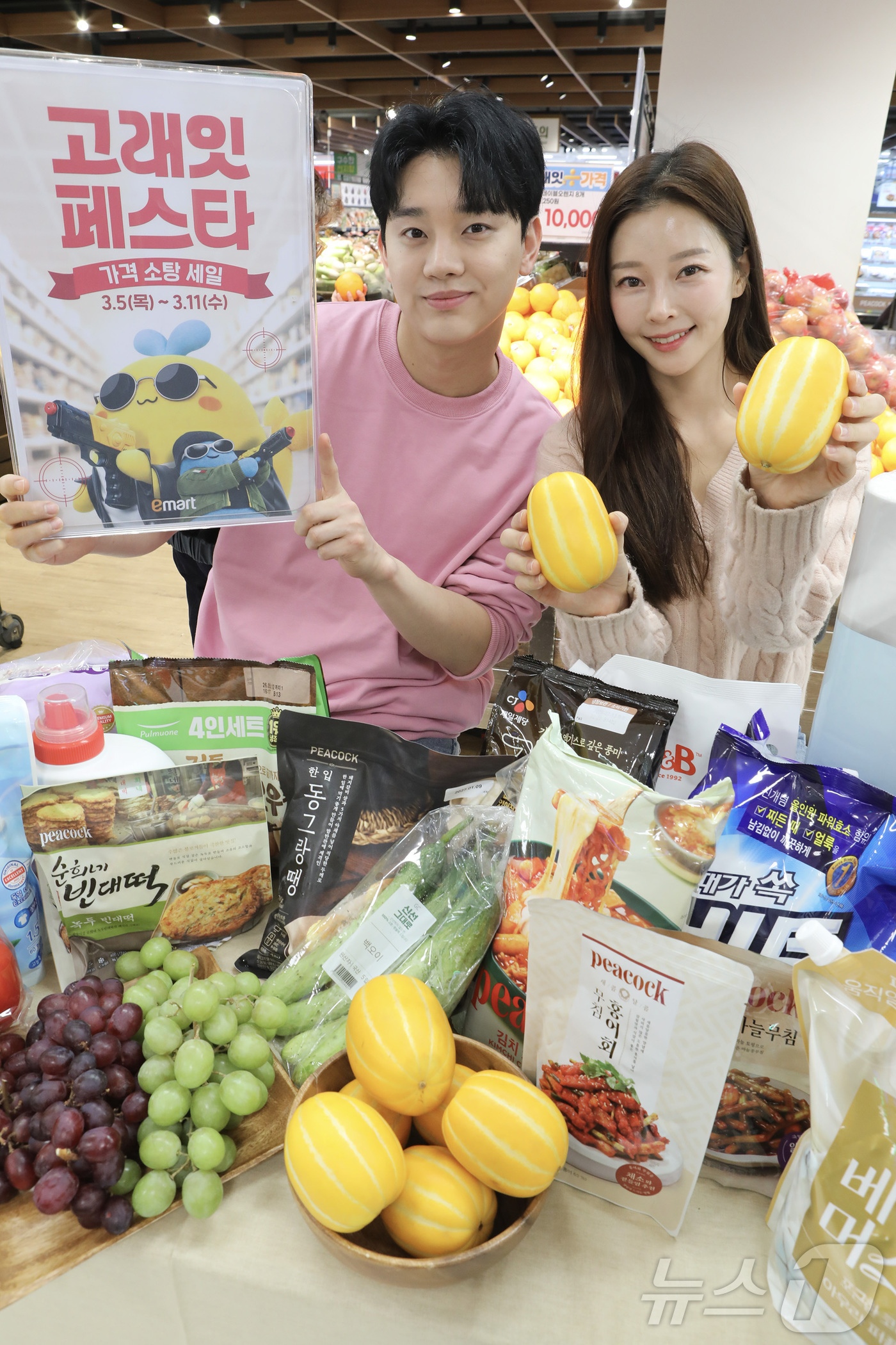 (서울=뉴스1) = 이마트가 오는5일부터 11일까지, 10년 전 가격 이하로 선보이는 생필품특가전을 중심으로 수산물, 한우, 제철 과일까지 특가에 선보이는 고래잇 페스타 2주차 행 …