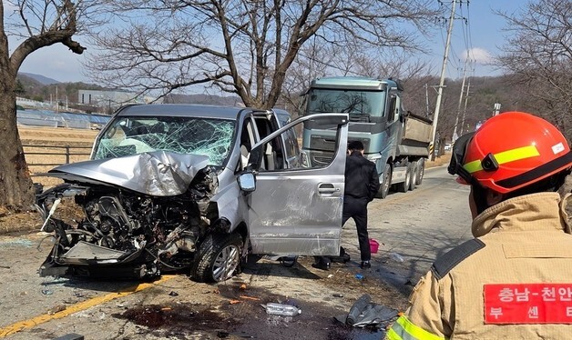천안서 승합차가 앞차 추돌하고 가로수 충돌…70대 운전자 숨져