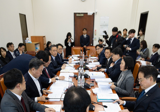 마주 앉은 여야