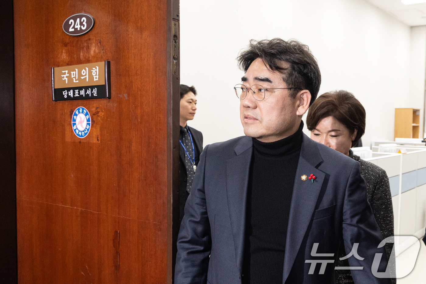 (서울=뉴스1) 이승배 기자 = 이성권 의원을 비롯한 국민의힘 당내 개혁·소장파 의원 모임인 '대안과미래' 의원들이 4일 서울 여의도 국회에서 장동혁 대표와 면담을 마치고 대표실을 …