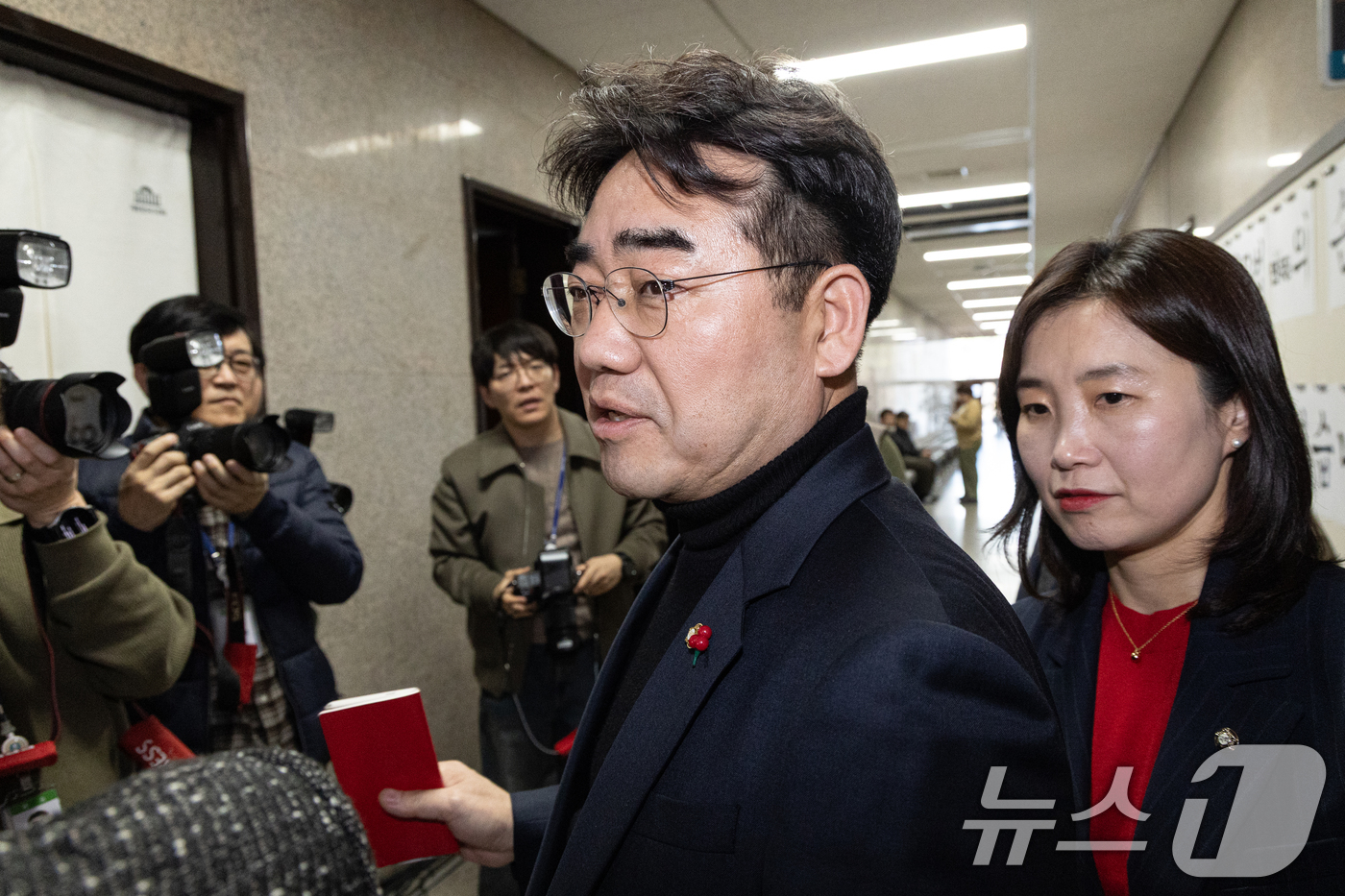 (서울=뉴스1) 이승배 기자 = 이성권 의원을 비롯한 국민의힘 당내 개혁·소장파 의원 모임인 '대안과미래' 의원들이 4일 서울 여의도 국회에서 장동혁 대표와 면담을 마치고 대표실을 …