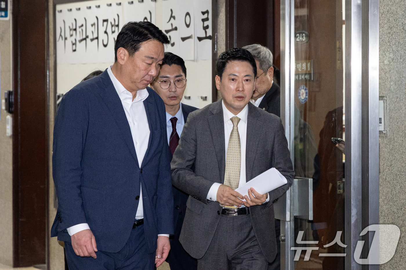 (서울=뉴스1) 이승배 기자 = 장동혁 국민의힘 대표가 4일 서울 여의도 국회에서 당내 개혁·소장파 의원 모임인 '대안과미래' 의원들과 면담을 마치고 대표실을 나서고 있다. 202 …