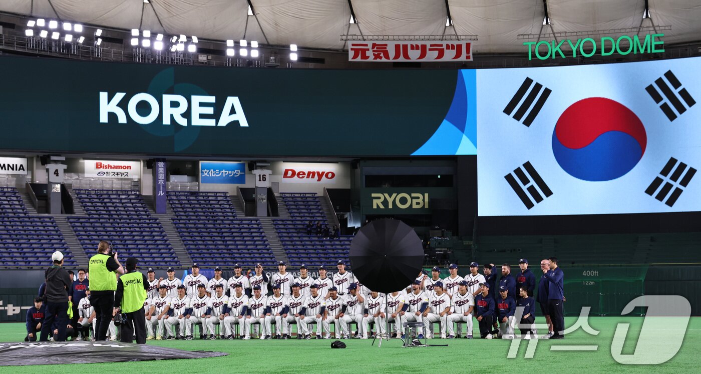 본문 이미지 - 2026 월드베이스볼클래식(WBC) 대한민국 국가대표팀이 4일 일본 도쿄돔에서 체코와의 1차전 경기를 하루 앞두고 단체기념촬영을 하고 있다. 2026.3.4 ⓒ 뉴스1 구윤성 기자