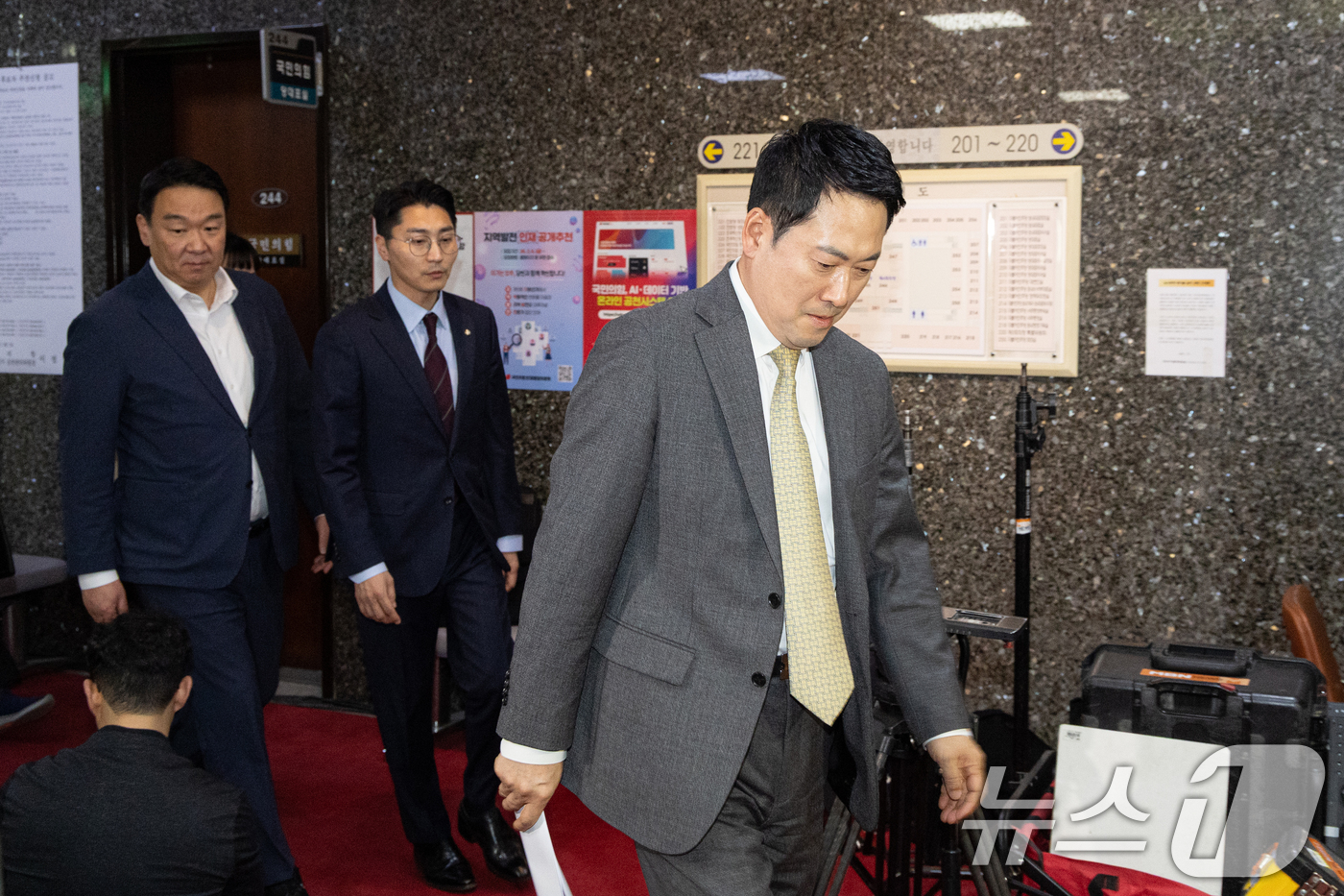 (서울=뉴스1) 이승배 기자 = 장동혁 국민의힘 대표가 4일 서울 여의도 국회에서 당내 개혁·소장파 의원 모임인 '대안과미래' 의원들과 면담을 마치고 대표실을 나서고 있다. 202 …